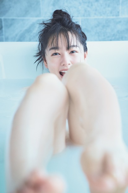 「桜井日奈子10周年記念写真集 鴇色」（東京ニュース通信社刊）