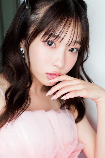 岸みゆ、ピンクのドレスで大人っぽく　（C)KOBUNSHA 写真・Takeo Dec.