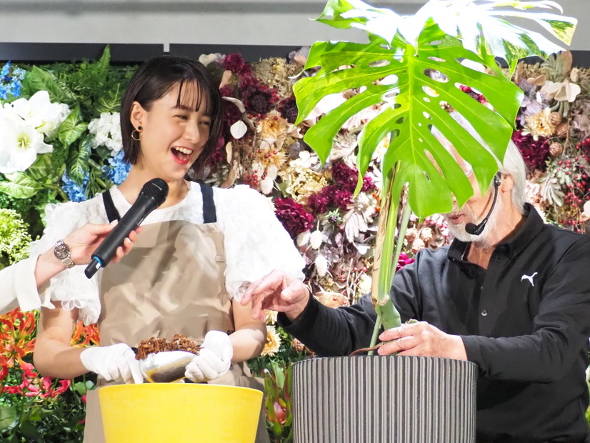 西畠さんと植樹体験を行う山本美月　【撮影／山田】