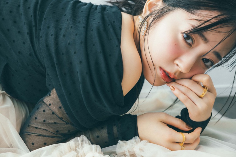 「日本イチ可愛い30歳！」鈴木愛理、シースルー衣装で大人っぽく