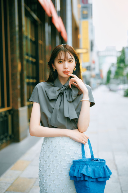 「日本イチ可愛い30歳！」鈴木愛理、シースルー衣装で大人っぽく