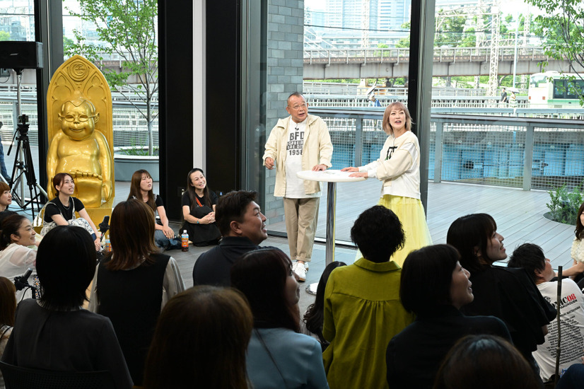 鶴瓶の横にはアフロソニックの会場にもあった「ベリケン像」が（C）テレビ東京/テレビ大阪