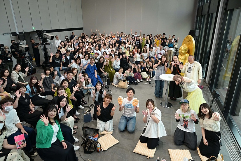 昔の番組グッズなどを手に駆け付けた「きらきらアフロファン」と一緒に（C）テレビ東京/テレビ大阪