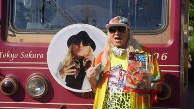 DJ KOO、車両の前で記念撮影！