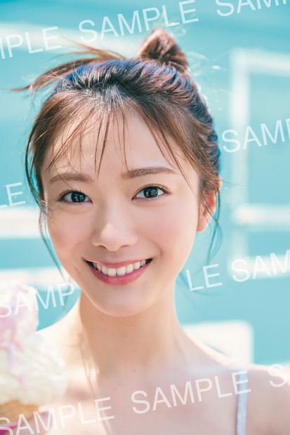 【写真集封入】メッセージ付きポストカード（全6種のうち1枚封入）　田村保乃 2nd写真集『隣の席になりたい』撮影：三瓶康友（c）講談社