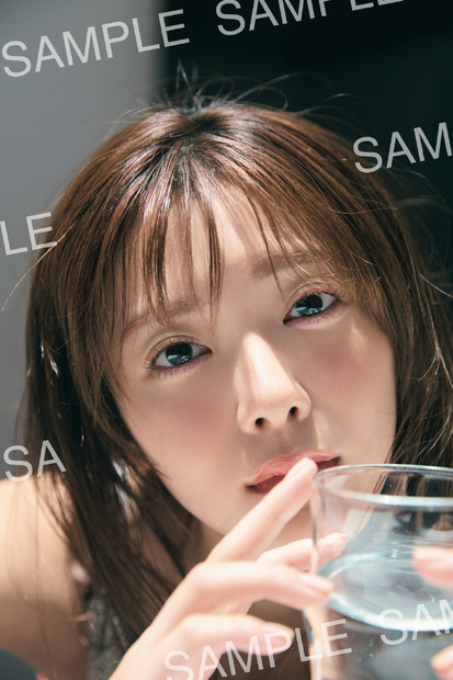 【書店別特典】TSUTAYA（SHIBUYA TSUTAYAを除く全国の店舗とツタヤオンライン）　田村保乃 2nd写真集『隣の席になりたい』撮影：三瓶康友（c）講談社