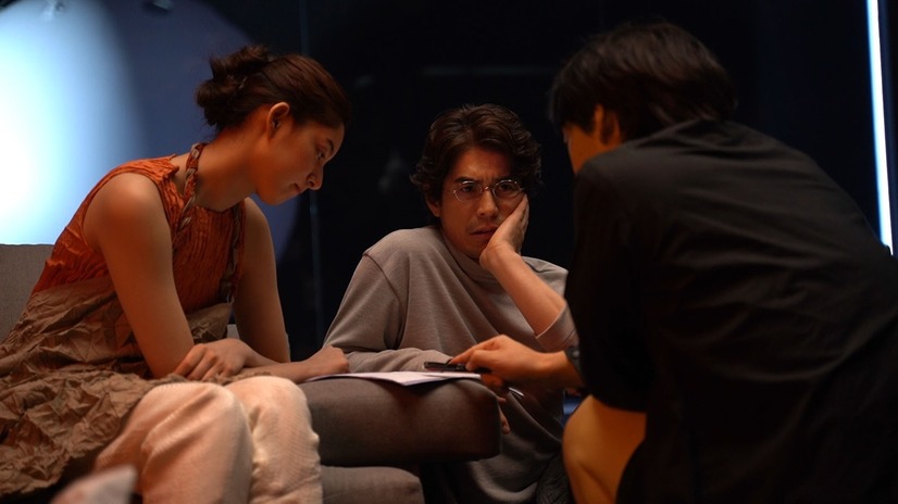 『不都合な記憶』メイキング写真（新木優子、伊藤英明、石川慶監督）　（C）2024 Amazon Content Services LLC or its Affiliates.