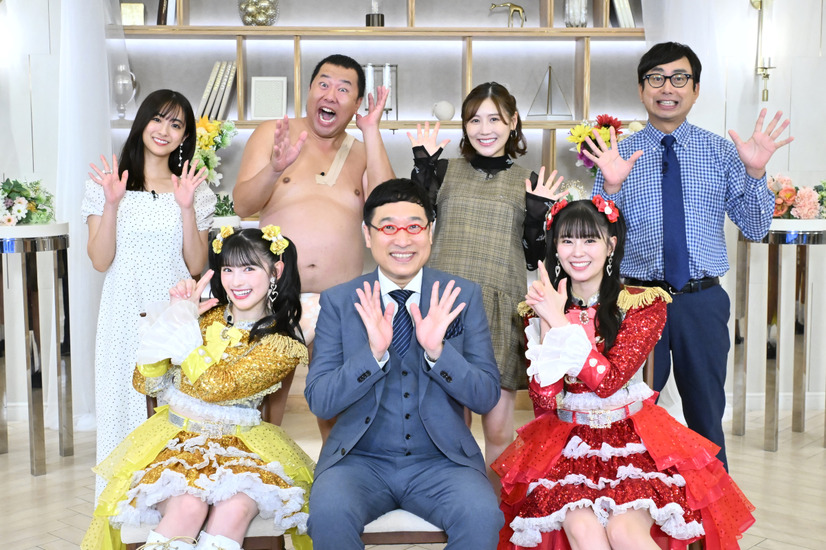 前列左から菅田愛貴（超ときめき♡宣伝部）、山里亮太（南海キャンディーズ）、坂井仁香（超ときめき♡宣伝部）、後列左から田村真子TBSアナウンサー、とにかく明るい安村、西野未姫、おいでやす小田　(C)TBS