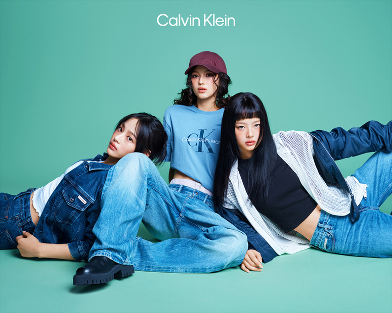 NewJeans、Calvin Kleinの新キャンペーンに登場！個性感じるデニムスタイル多数