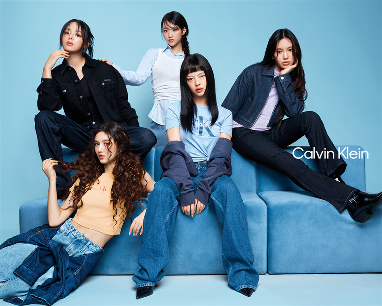 NewJeans、Calvin Kleinの新キャンペーンに登場！個性感じるデニムスタイル多数