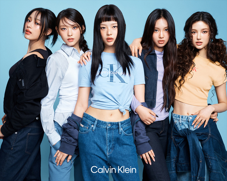 NewJeans、Calvin Kleinの新キャンペーンに登場！個性感じるデニムスタイル多数