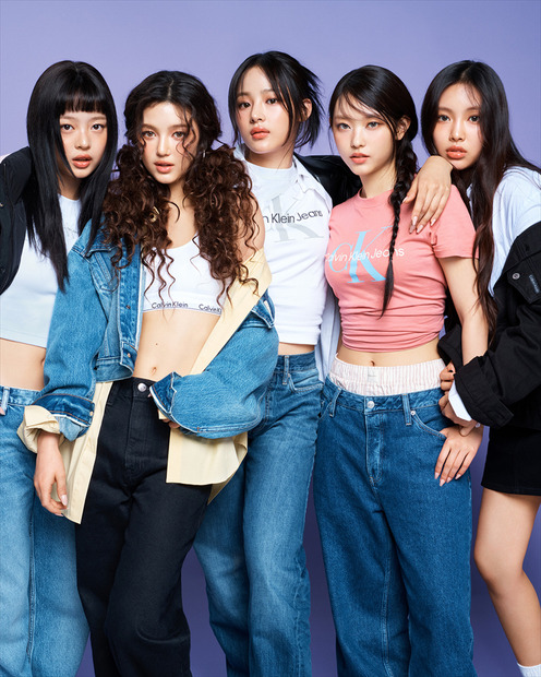 NewJeans、Calvin Kleinの新キャンペーンに登場！個性感じるデニムスタイル多数