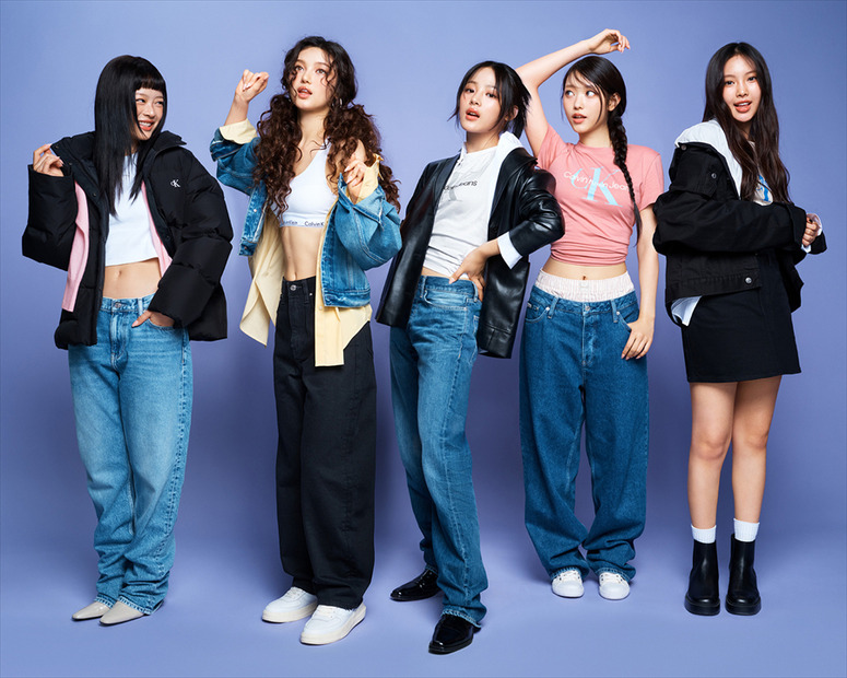 NewJeans、Calvin Kleinの新キャンペーンに登場！個性感じるデニムスタイル多数