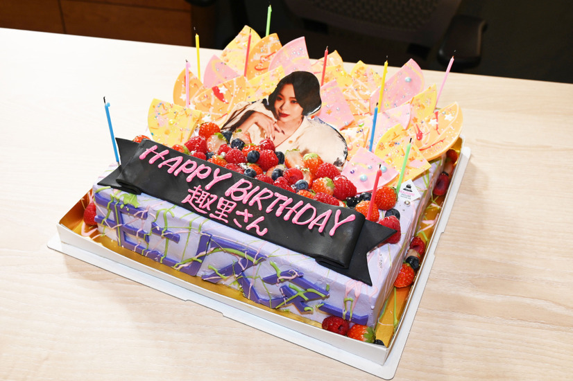 趣里の誕生日をジェシーらがサプライズで祝福