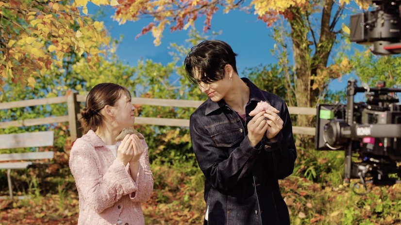 伊藤沙莉＆ENHYPEN・NI-KIが出演するCMメイキングカット