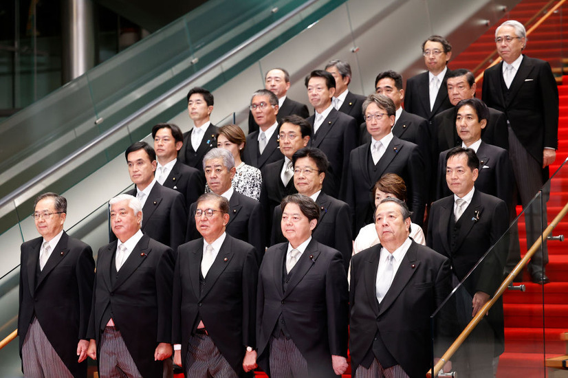 石破首相と閣僚らのひな壇写真（Photo by Rodrigo Reyes Marin - Pool/Getty Images）