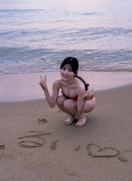 小鳥遊るい1st 写真集『ことりあそび』　（C)KADOKAWA