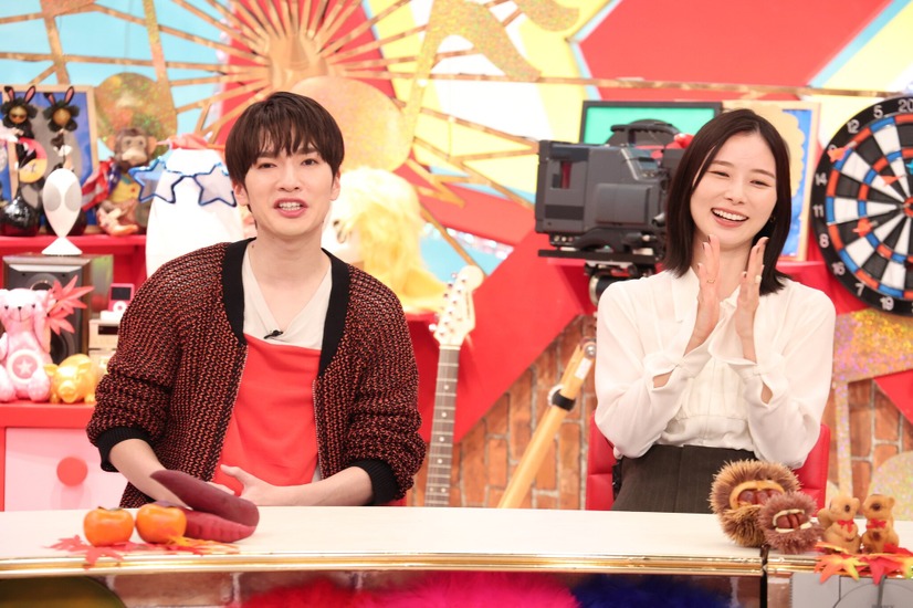 （左から）深澤辰哉（Snow Man）、朝日奈央　(C)フジテレビ