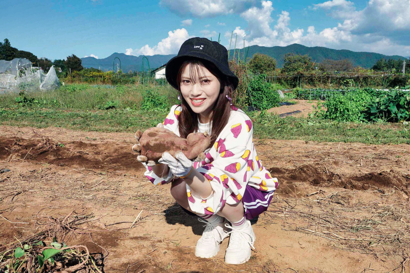 声優・石原夏織、ファンと一緒に芋掘り＆ぶどう狩り