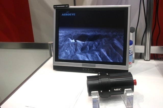 実際のカメラ映像の録画。山の稜線もくっきり。手前が非冷却赤外線カメラ本体