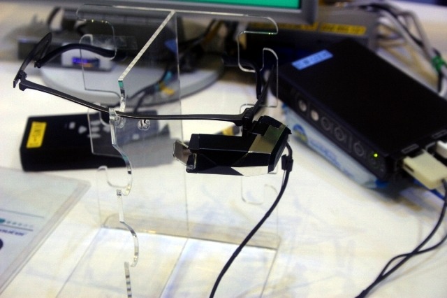 網膜走査型ディスプレイ。画像が透明なアクリル板に映るのではない