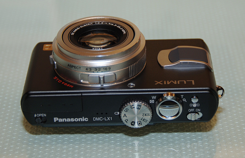 レンズの鏡筒上部には、3種類のアスペクト比（「16:9」「3:2」「4:3」）をワンタッチで切り替えられるスイッチを備える