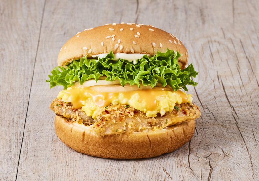 銀だらグリエのフレンチバーガー スクランブルエッグとオマール海老ビスクソース