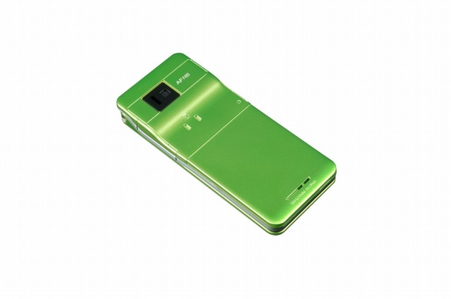 　KDDIと沖縄セルラーは、ステンレスボディ採用の防水携帯「T003」を6日より販売開始する。