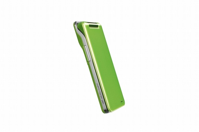 　KDDIと沖縄セルラーは、ステンレスボディ採用の防水携帯「T003」を6日より販売開始する。