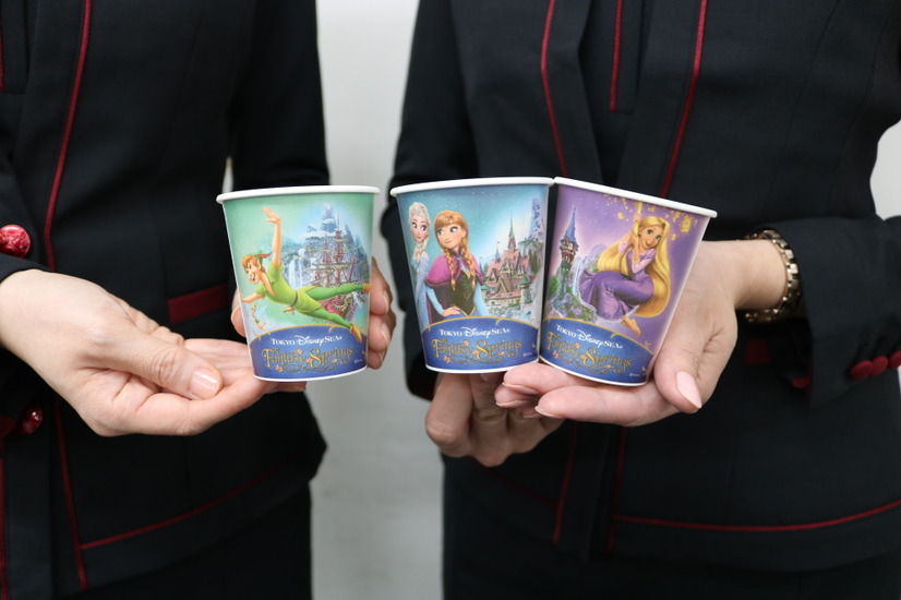 〈紙コップ〉デザイン3種　(C)Disney
