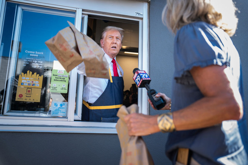 マクドナルドで働くドナルド・トランプ氏(Photo by Jabin Botsford/The Washington Post via Getty Images)