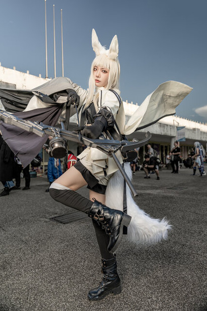 プラチナ『アークナイツ』／四巫日モミ（Instagram：momihi__444）