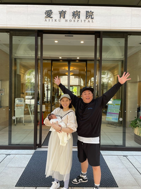 病院前で撮影された家族スリーショット（写真は山本圭壱の公式ブログから）