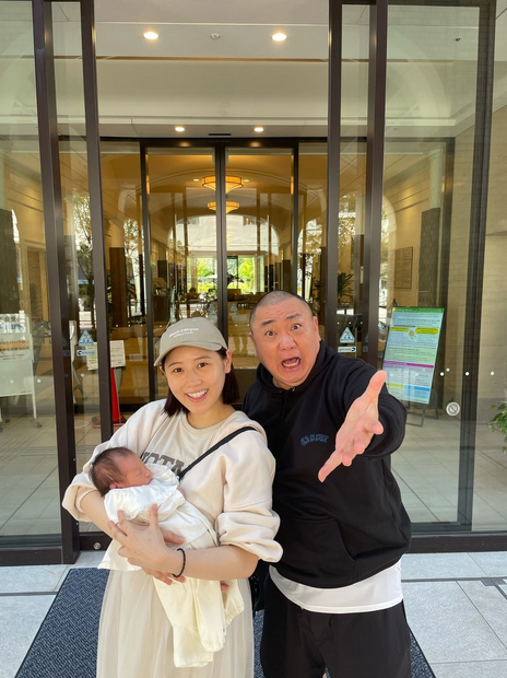 病院前で撮影された家族スリーショット（写真は山本圭壱の公式ブログから）