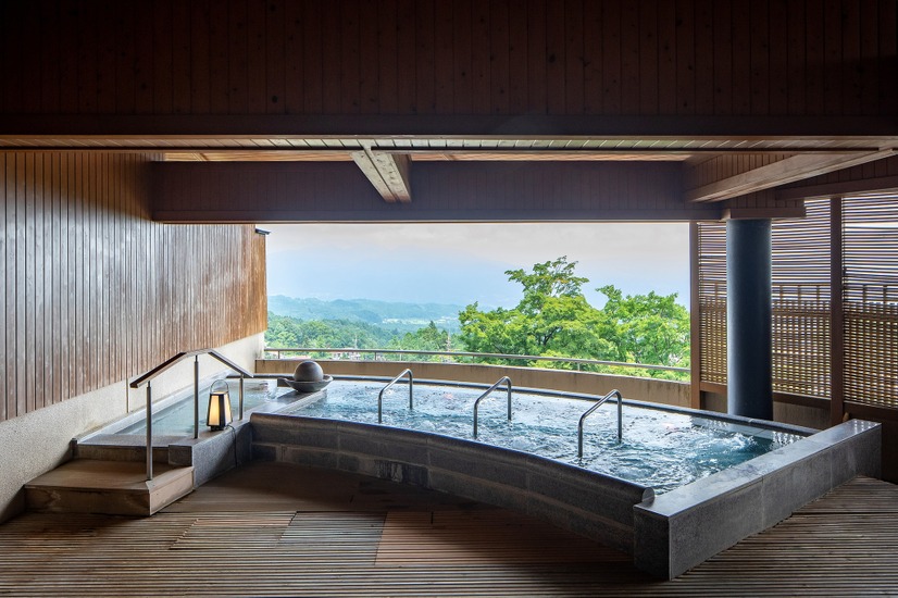 （左から順に）2位「伊香保温泉　ホテル木暮」の庭園露天風呂、展望風呂の様子