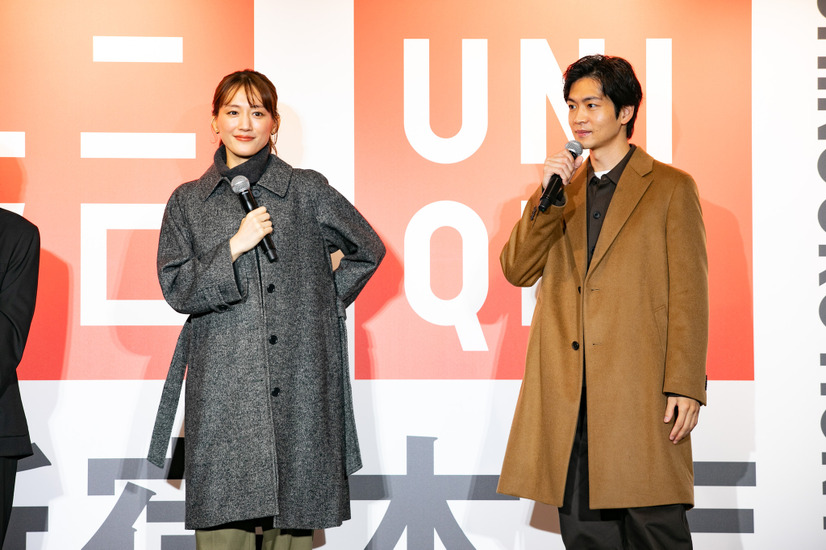 「ユニクロ 新宿本店　特別コレクション」記者発表会に登壇した綾瀬はるかと松下洸平