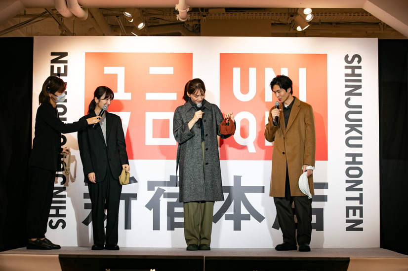 「ユニクロ 新宿本店　特別コレクション」記者発表会に登壇した綾瀬はるかと松下洸平