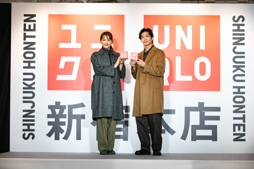 「ユニクロ 新宿本店　特別コレクション」記者発表会に登壇した綾瀬はるかと松下洸平