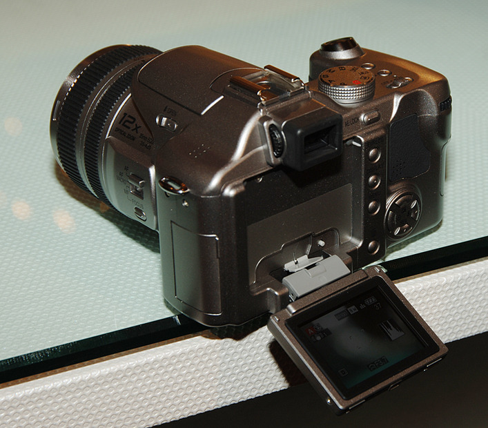 液晶ディスプレイは、下方向に開き、左右180度回転する