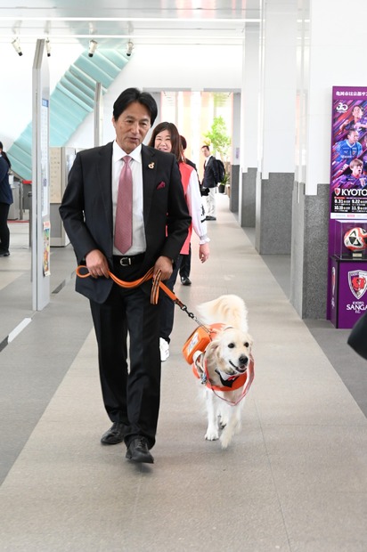 庁舎内を巡視するマギーちゃん（写真は亀岡市役所の公式Facebookから）※亀岡市役所に掲載許諾をもらってます