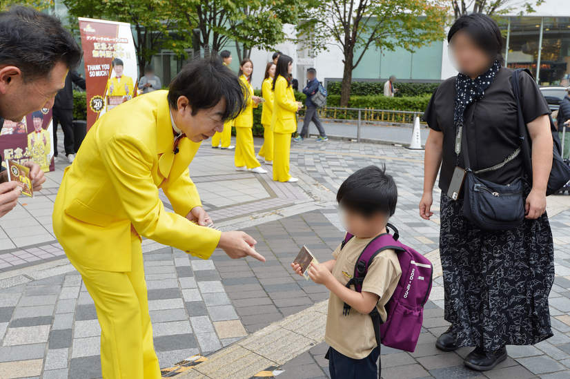 ダンディ坂野ら黄色スーツ集団が有楽町に出現！チョコモナカアイスをサンプリング