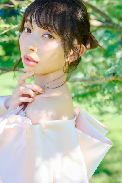 辻野かなみ1st写真集「Kanami Tsujino」通常版裏表紙カット　(C)SDP