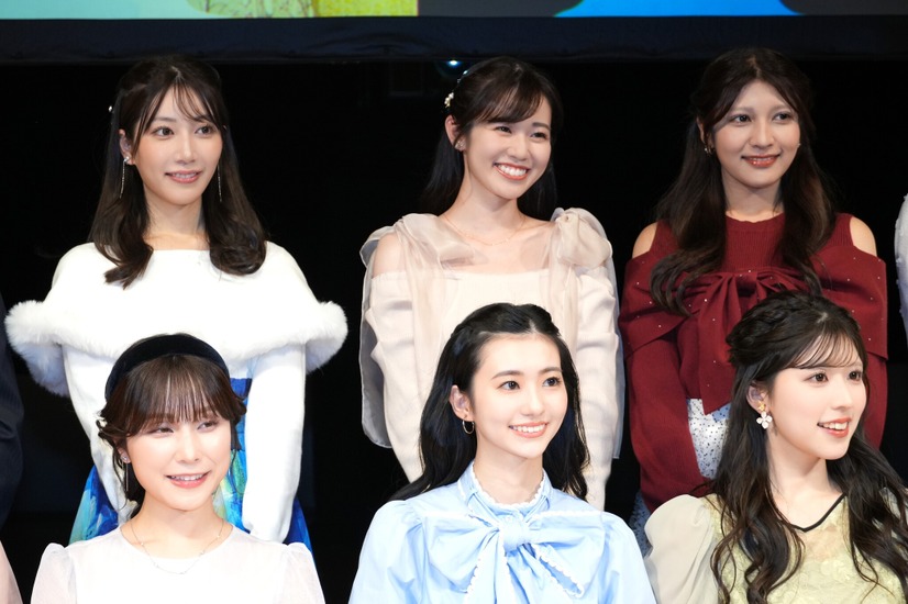 （前列左から）松雪彩花、大島璃音、小林李衣奈、（後列左から）魚住茉由、青原桃香、岡本結子リサ【撮影：小宮山あきの】