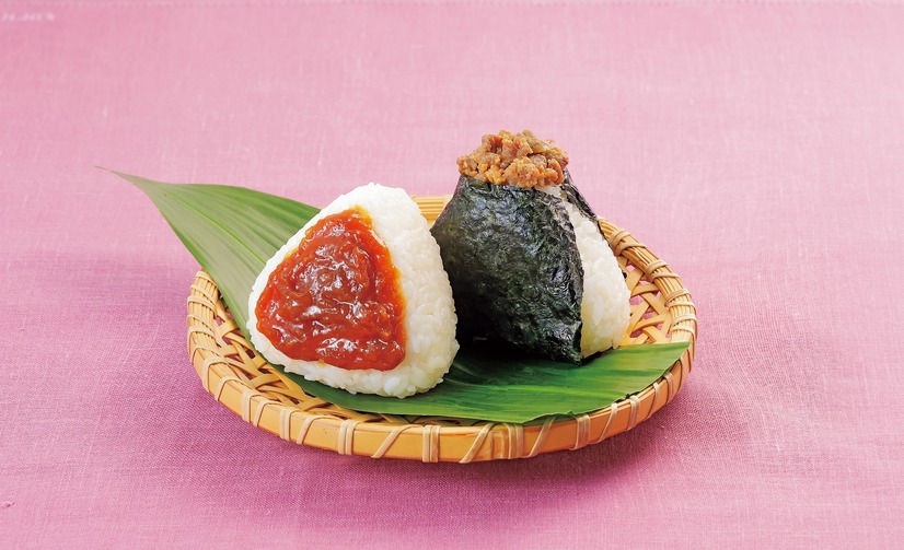 ［初出店］［実演］宮城【ばぁばのおにぎり屋】（左）「仙台味噌おにぎり」　301円（1個）（右）「牛タン南蛮おにぎり」　501円（1個）《各日数量限定》