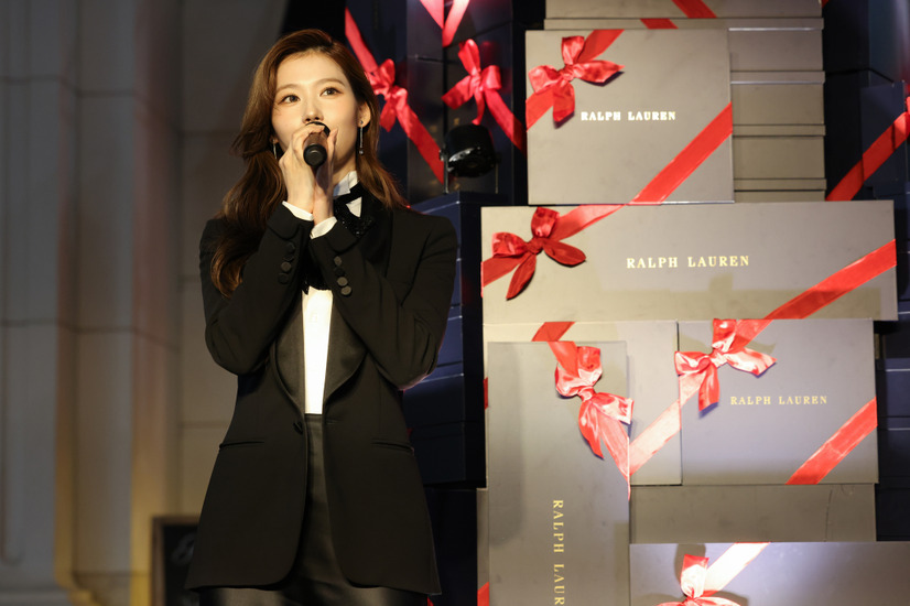 TWICE・SANA、ラルフローレン表参道のツリー点灯式に登場