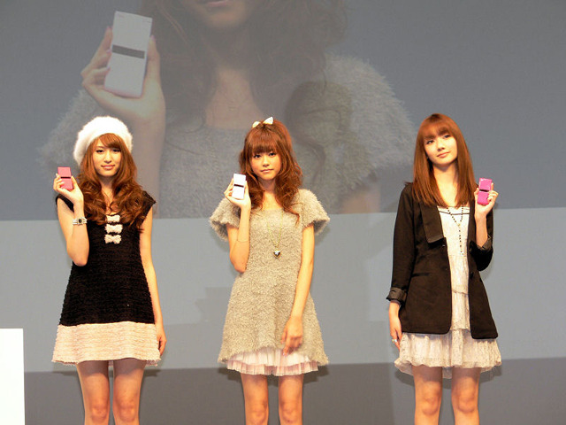 発表会に登場したSeventeenモデル、有末麻祐子さん（左）、桐谷美玲さん（中）、波瑠さん（右）