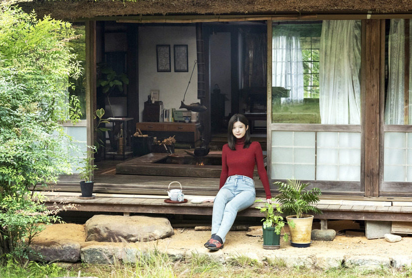 実写ドラマ「アリスさんちの囲炉裏端」で主演を務める馬場ふみか　(C)キナミブンタ／集英社・「アリスさんちの囲炉裏端」製作委員会