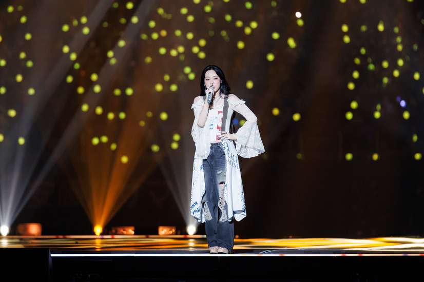パフォーマンス中の「イ・ヨンジ」　ⓒ CJ ENM Co., Ltd, All Rights Reserved
