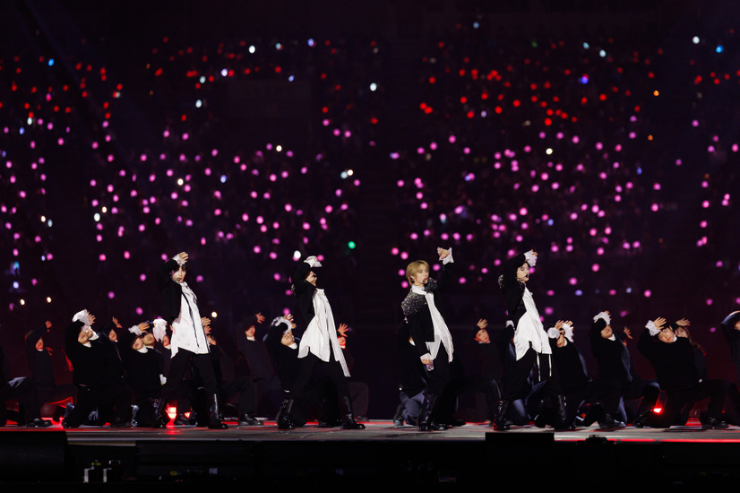 パフォーマンス中の「TOMORROW X TOGETHER」　ⓒ CJ ENM Co., Ltd, All Rights Reserved