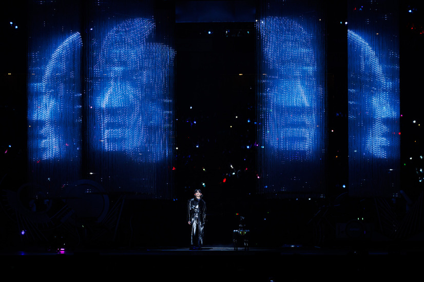 オープニングでソロステージを披露する「TOMORROW X TOGETHER」のヨンジュン　ⓒ CJ ENM Co., Ltd, All Rights Reserved